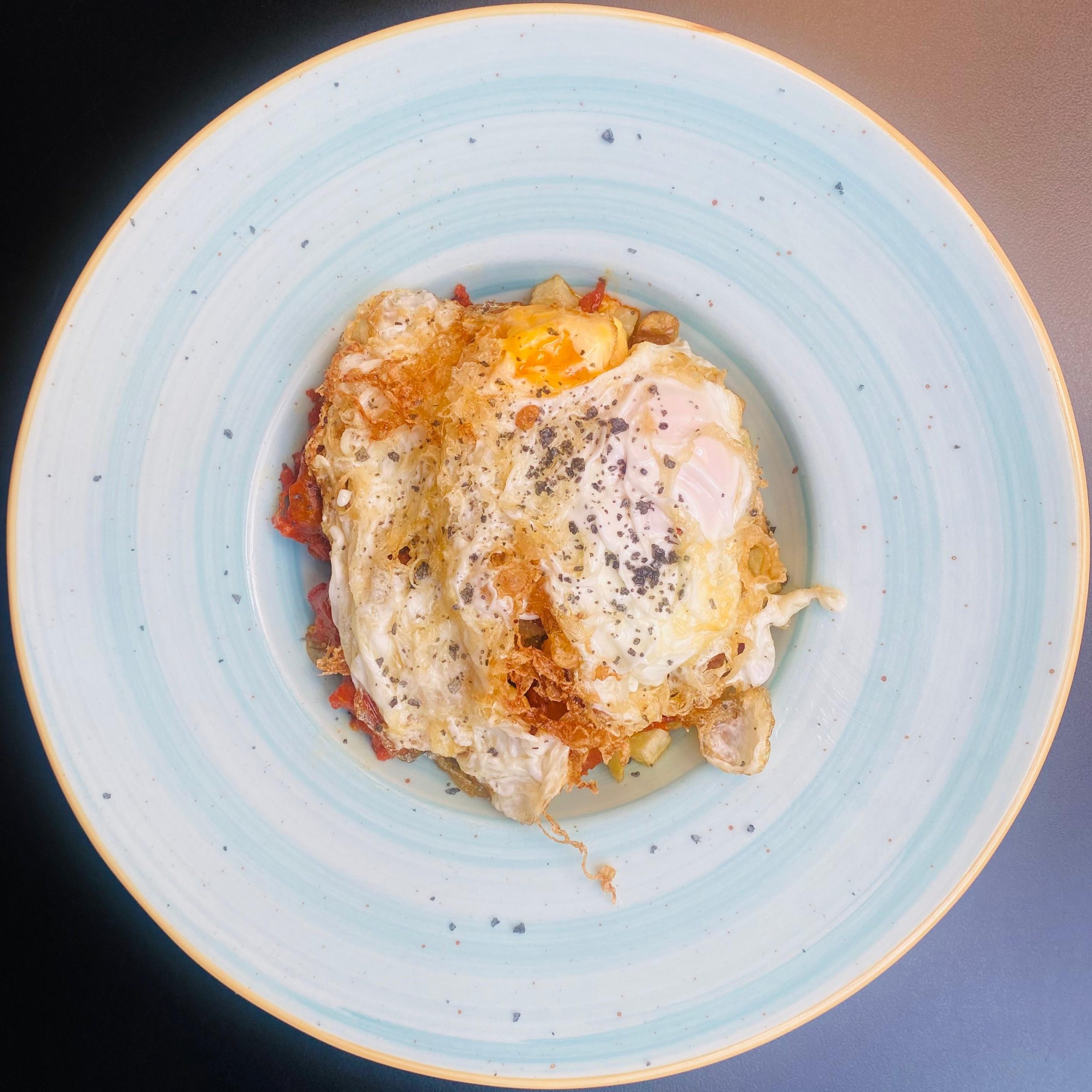 huevos rotos ( sobrasada )